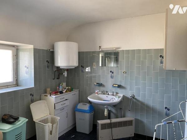 Entouré de 8600m² de terrain beau corp de ferme à rénover