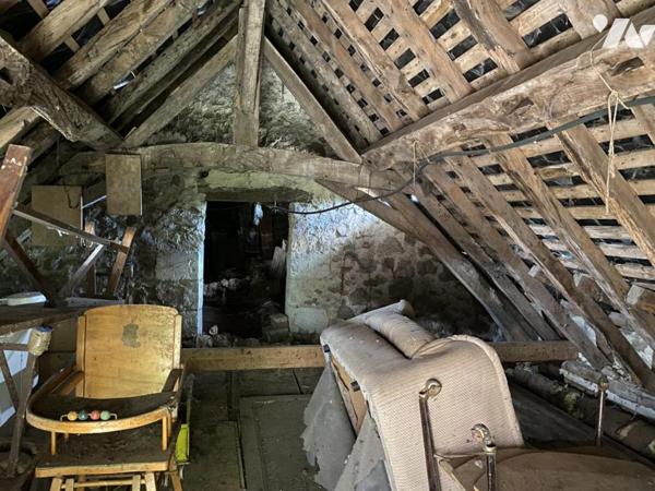 Entouré de 8600m² de terrain beau corp de ferme à rénover