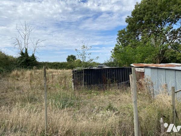 Entouré de 8600m² de terrain beau corp de ferme à rénover