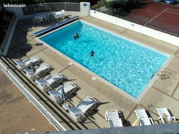 Terrasse ensoleillée & piscine à Étel pour location.