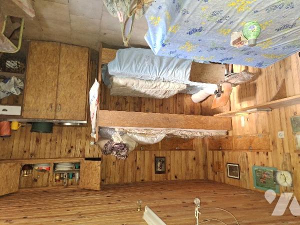 Pâture et hutte avec mare