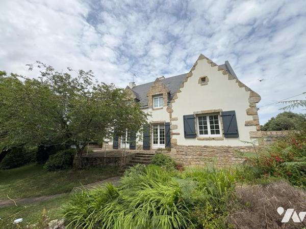 Maison d'habitation construite sur deux niveaux et comprenant 6 chambres , sous-sol et terrain 