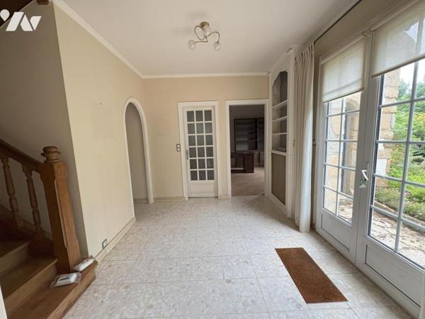 Maison d'habitation construite sur deux niveaux et comprenant 6 chambres , sous-sol et terrain 