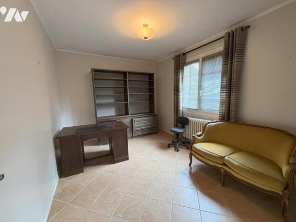 Maison d'habitation construite sur deux niveaux et comprenant 6 chambres , sous-sol et terrain 