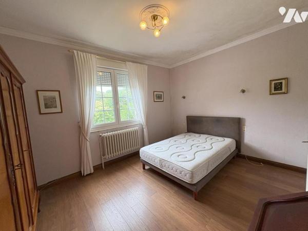 Maison d'habitation construite sur deux niveaux et comprenant 6 chambres , sous-sol et terrain 