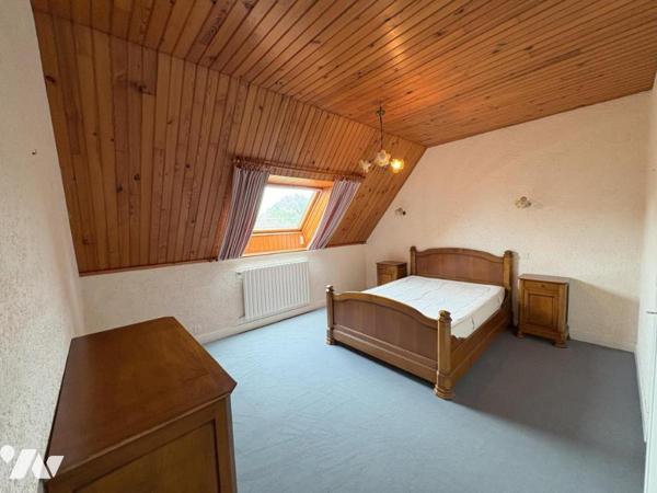 Maison d'habitation construite sur deux niveaux et comprenant 6 chambres , sous-sol et terrain 