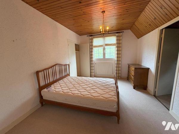 Maison d'habitation construite sur deux niveaux et comprenant 6 chambres , sous-sol et terrain 