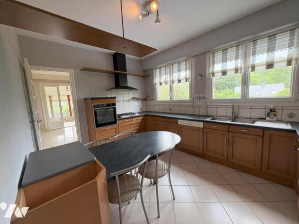 Maison d'habitation construite sur deux niveaux et comprenant 6 chambres , sous-sol et terrain 