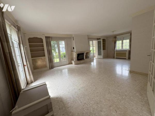 Maison d'habitation construite sur deux niveaux et comprenant 6 chambres , sous-sol et terrain 