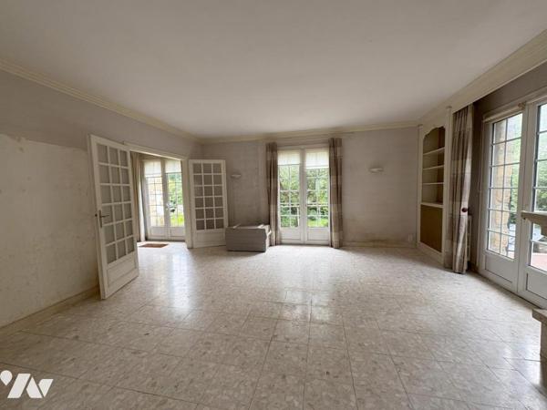 Maison d'habitation construite sur deux niveaux et comprenant 6 chambres , sous-sol et terrain 