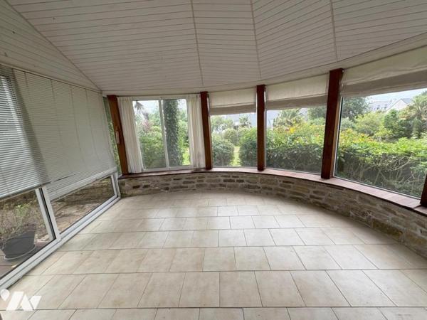 Maison d'habitation construite sur deux niveaux et comprenant 6 chambres , sous-sol et terrain 