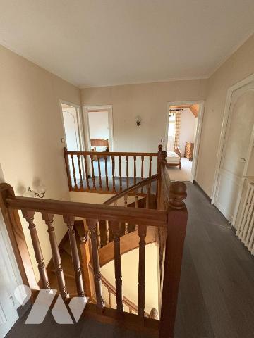 Maison d'habitation construite sur deux niveaux et comprenant 6 chambres , sous-sol et terrain 