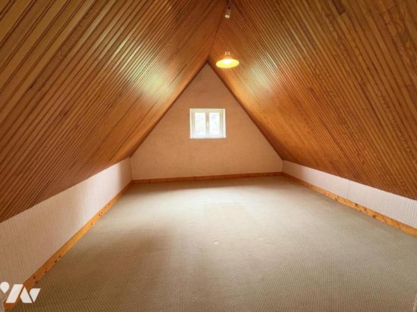 Maison d'habitation construite sur deux niveaux et comprenant 6 chambres , sous-sol et terrain 