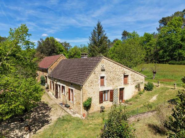 Maison ancienne - Gourdon Secteur GOURDON, Maison en pierre isolée en pleine nature avec grange, dépendances et prairie entourée de forêt