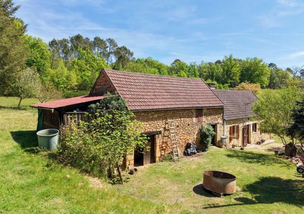 Maison ancienne - Gourdon Secteur GOURDON, Maison en pierre isolée en pleine nature avec grange, dépendances et prairie entourée de forêt