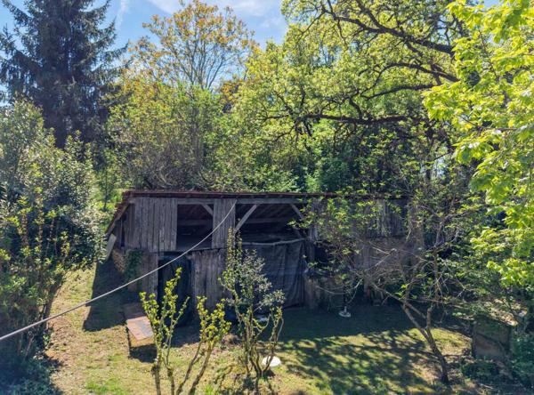 Maison ancienne - Gourdon Secteur GOURDON, Maison en pierre isolée en pleine nature avec grange, dépendances et prairie entourée de forêt