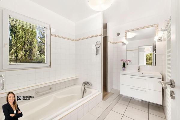 Maison 6 pièces de 142 m2 avec garage et piscine