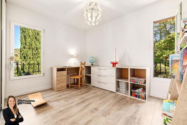 Maison 6 pièces de 142 m2 avec garage et piscine