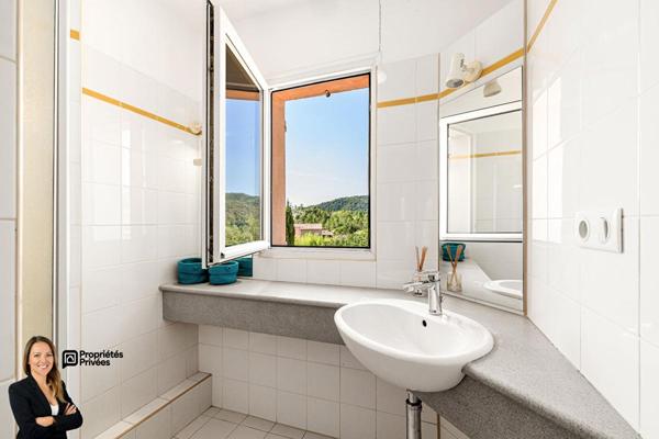Maison 6 pièces de 142 m2 avec garage et piscine