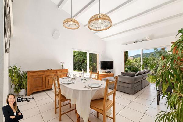 Maison 6 pièces de 142 m2 avec garage et piscine