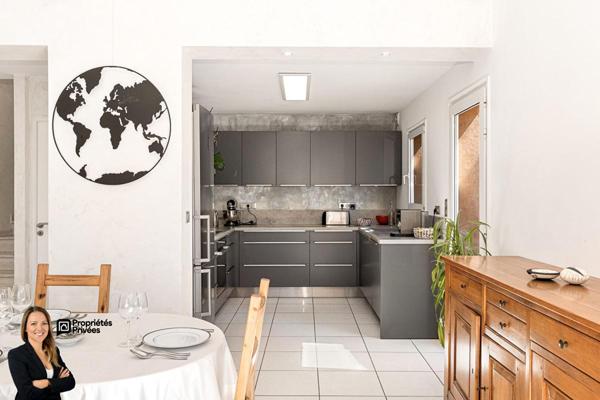 Maison 6 pièces de 142 m2 avec garage et piscine