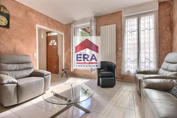 Maison individuelle avec parking et cour