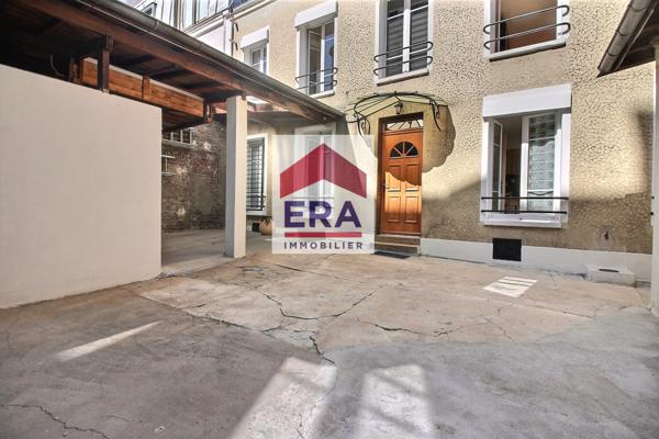 Maison individuelle avec parking et cour