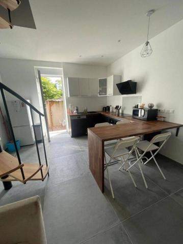 Saint Priest (69800), Maison de ville 4 pièces, d'env.72m² hab, 3 ch, Terrasse. Exc.état!