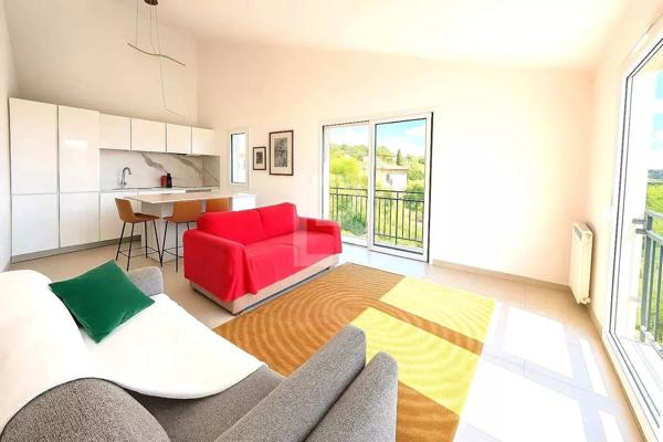 Rare opportunité - Appartement 4 pièces lumineux avec terrasse, garage et vue dégagée à vendre au cœur du village de Valbonne