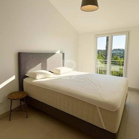 Rare opportunité - Appartement 4 pièces lumineux avec terrasse, garage et vue dégagée à vendre au cœur du village de Valbonne