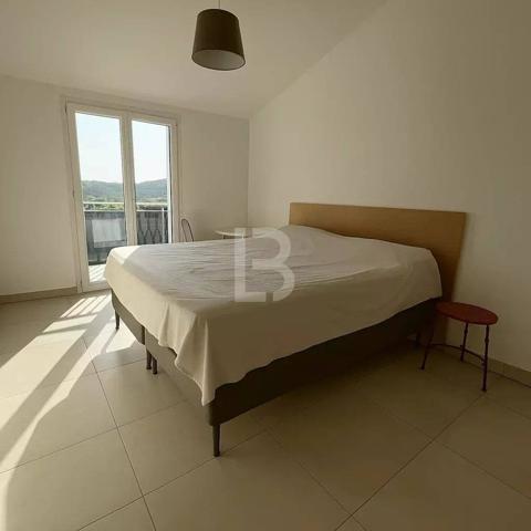 Rare opportunité - Appartement 4 pièces lumineux avec terrasse, garage et vue dégagée à vendre au cœur du village de Valbonne