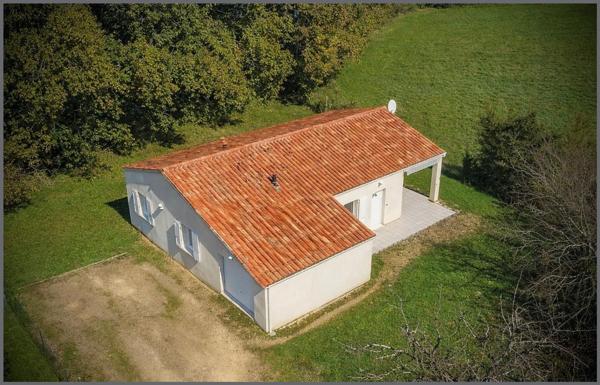 Pavillon plain-pied, cuisine, séjour lumineux, trois chambres, deux sdb, cellier, garage.