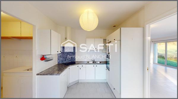 Pavillon plain-pied, cuisine, séjour lumineux, trois chambres, deux sdb, cellier, garage.