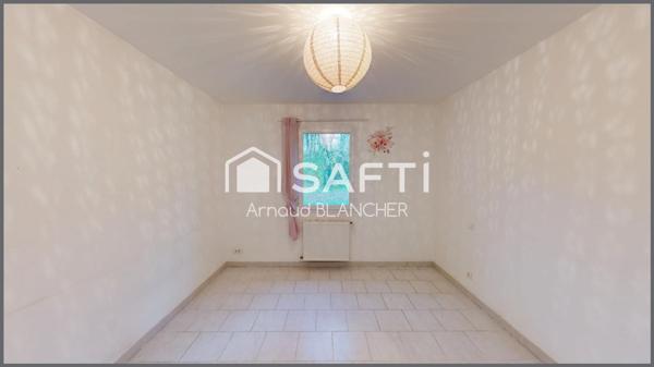 Pavillon plain-pied, cuisine, séjour lumineux, trois chambres, deux sdb, cellier, garage.