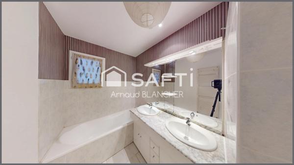 Pavillon plain-pied, cuisine, séjour lumineux, trois chambres, deux sdb, cellier, garage.