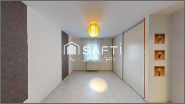 Pavillon plain-pied, cuisine, séjour lumineux, trois chambres, deux sdb, cellier, garage.