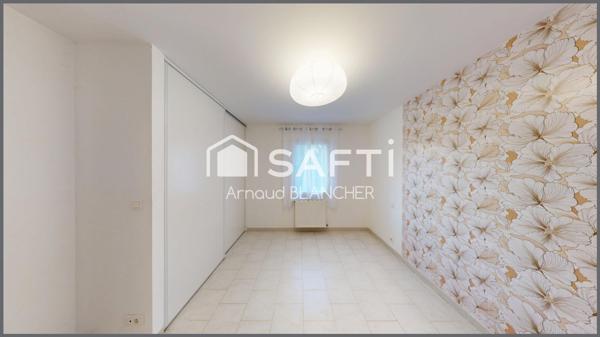 Pavillon plain-pied, cuisine, séjour lumineux, trois chambres, deux sdb, cellier, garage.