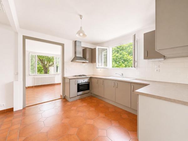4 chambres / 1 bureau / 145 m2 / jardin / combles / garage / stationnement