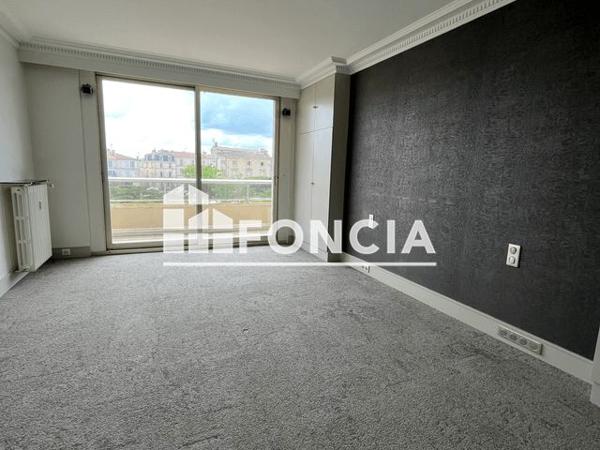 Location Appartement 6 pièces 186.9 m² - 11 RUE ERNEST PEROCHON Niort 79000