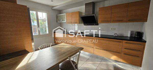 Maison de plain pied de 125m² habitables non mitoyenne très bien entretenue avec 3 chambres, vaste bureau, mezzanine sur terrain clos.