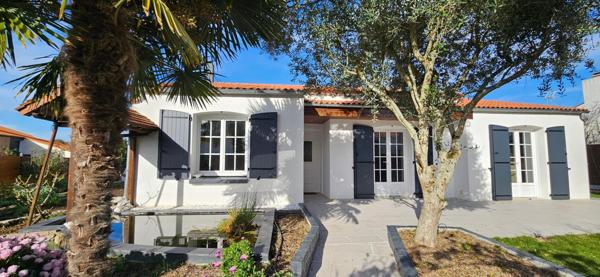 Maison de plain pied de 125m² habitables non mitoyenne très bien entretenue avec 3 chambres, vaste bureau, mezzanine sur terrain clos.