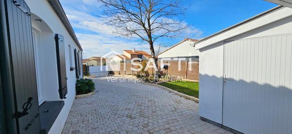 Maison de plain pied de 125m² habitables non mitoyenne très bien entretenue avec 3 chambres, vaste bureau, mezzanine sur terrain clos.