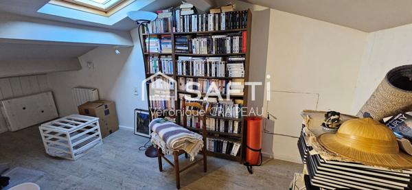 Maison de plain pied de 125m² habitables non mitoyenne très bien entretenue avec 3 chambres, vaste bureau, mezzanine sur terrain clos.