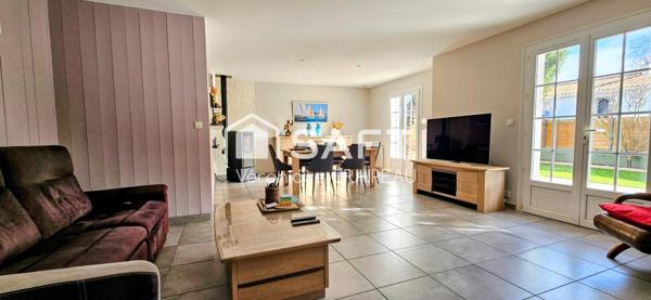 Maison de plain pied de 125m² habitables non mitoyenne très bien entretenue avec 3 chambres, vaste bureau, mezzanine sur terrain clos.