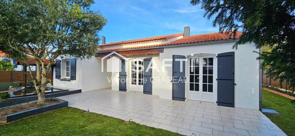 Maison de plain pied de 125m² habitables non mitoyenne très bien entretenue avec 3 chambres, vaste bureau, mezzanine sur terrain clos.