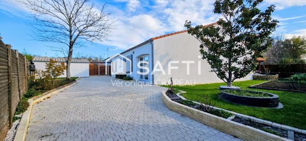 Maison de plain pied de 125m² habitables non mitoyenne très bien entretenue avec 3 chambres, vaste bureau, mezzanine sur terrain clos.