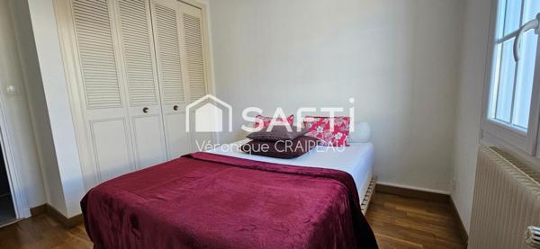 Maison de plain pied de 125m² habitables non mitoyenne très bien entretenue avec 3 chambres, vaste bureau, mezzanine sur terrain clos.