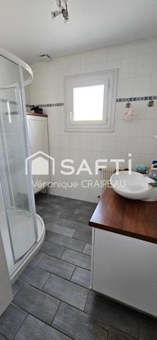 Maison de plain pied de 125m² habitables non mitoyenne très bien entretenue avec 3 chambres, vaste bureau, mezzanine sur terrain clos.