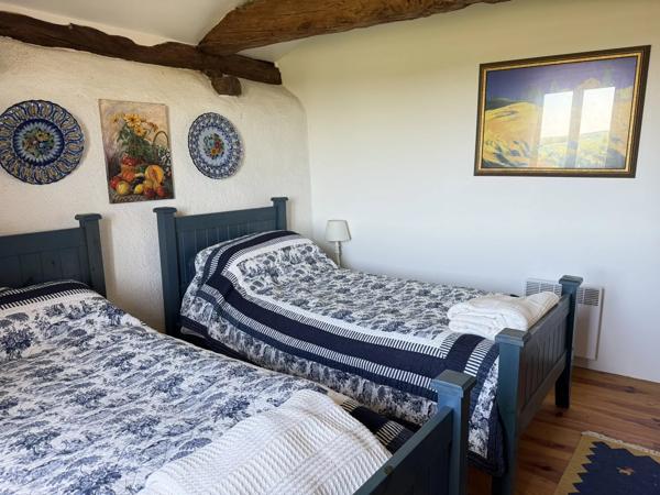 Belle maison de 3 chambres avec piscine commune