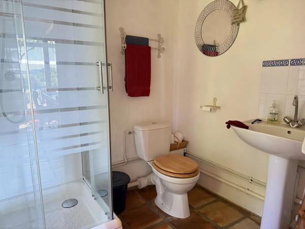 Belle maison de 3 chambres avec piscine commune